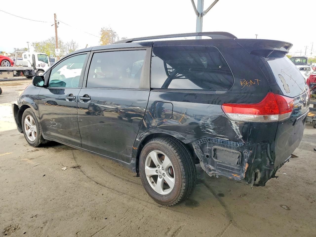 2013 Toyota Sienna Le - Фото 2