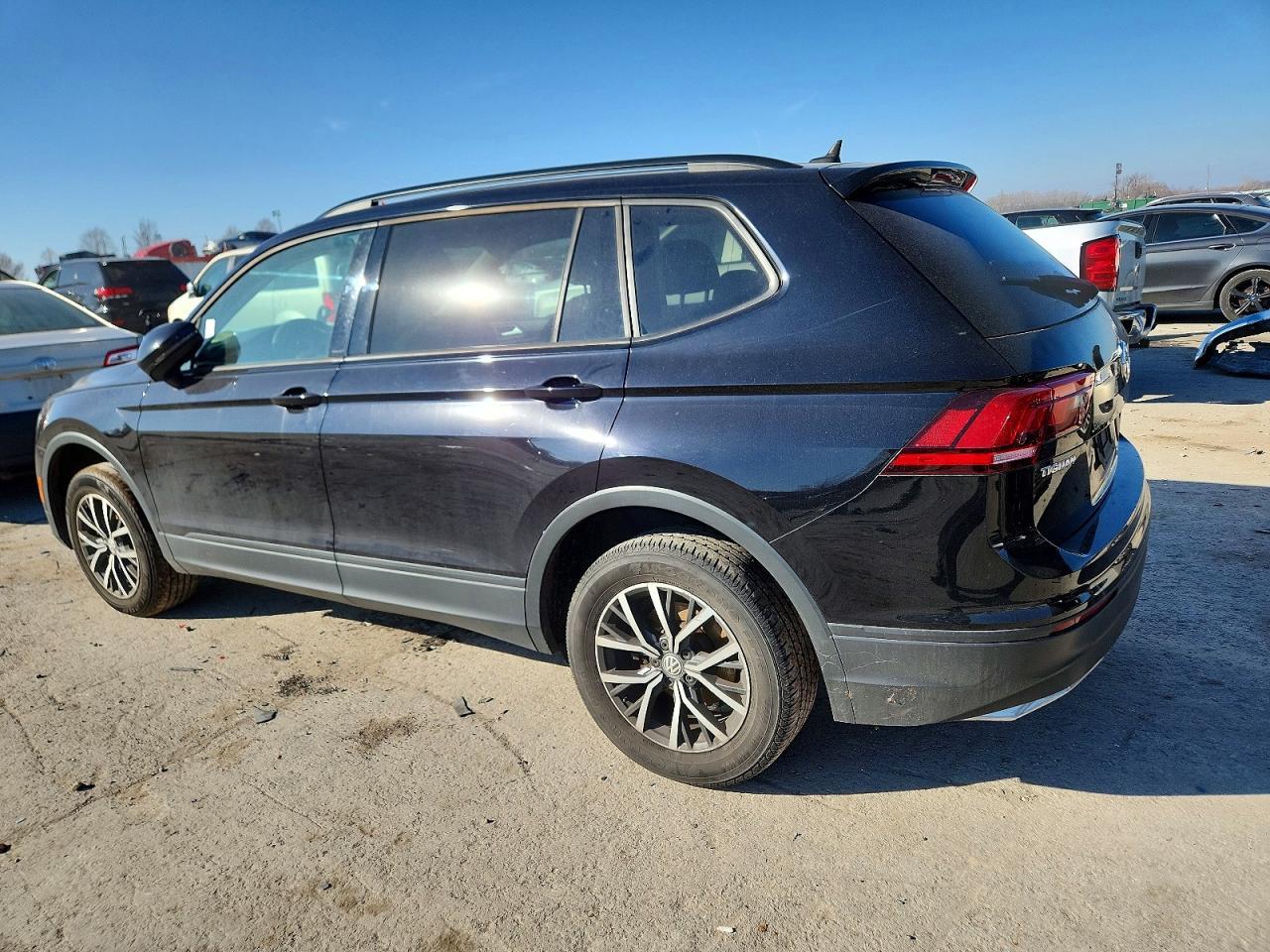 2021 Volkswagen Tiguan S - Фото 2