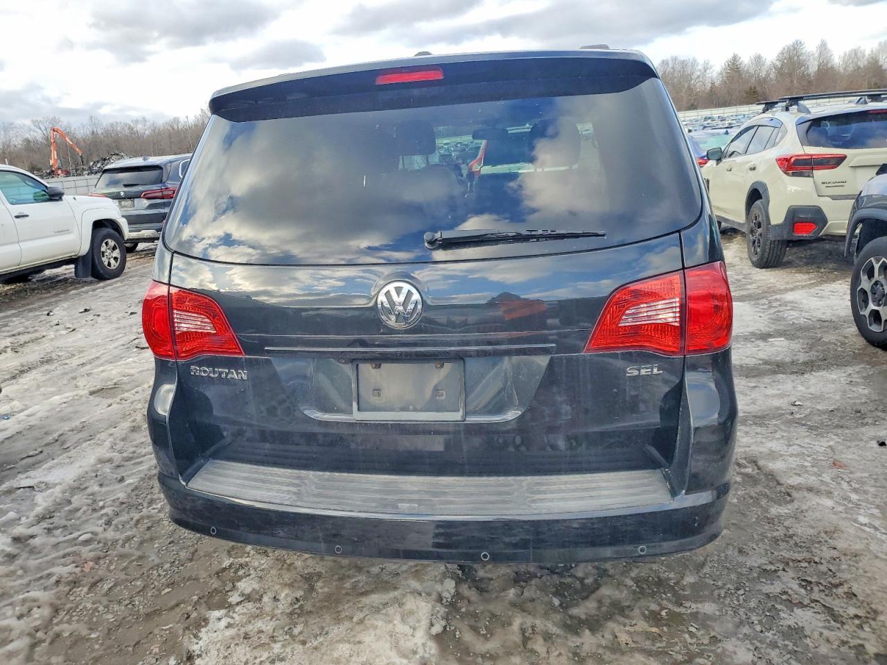 2012 Volkswagen Routan Sel Premium - Image 6