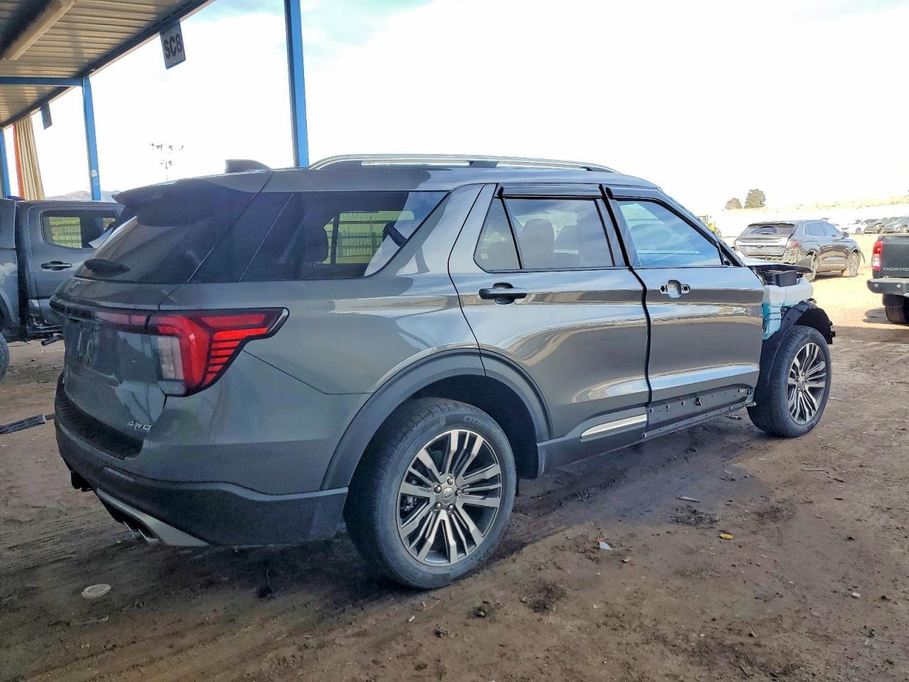 2025 Ford Explorer Platinum - Image 3