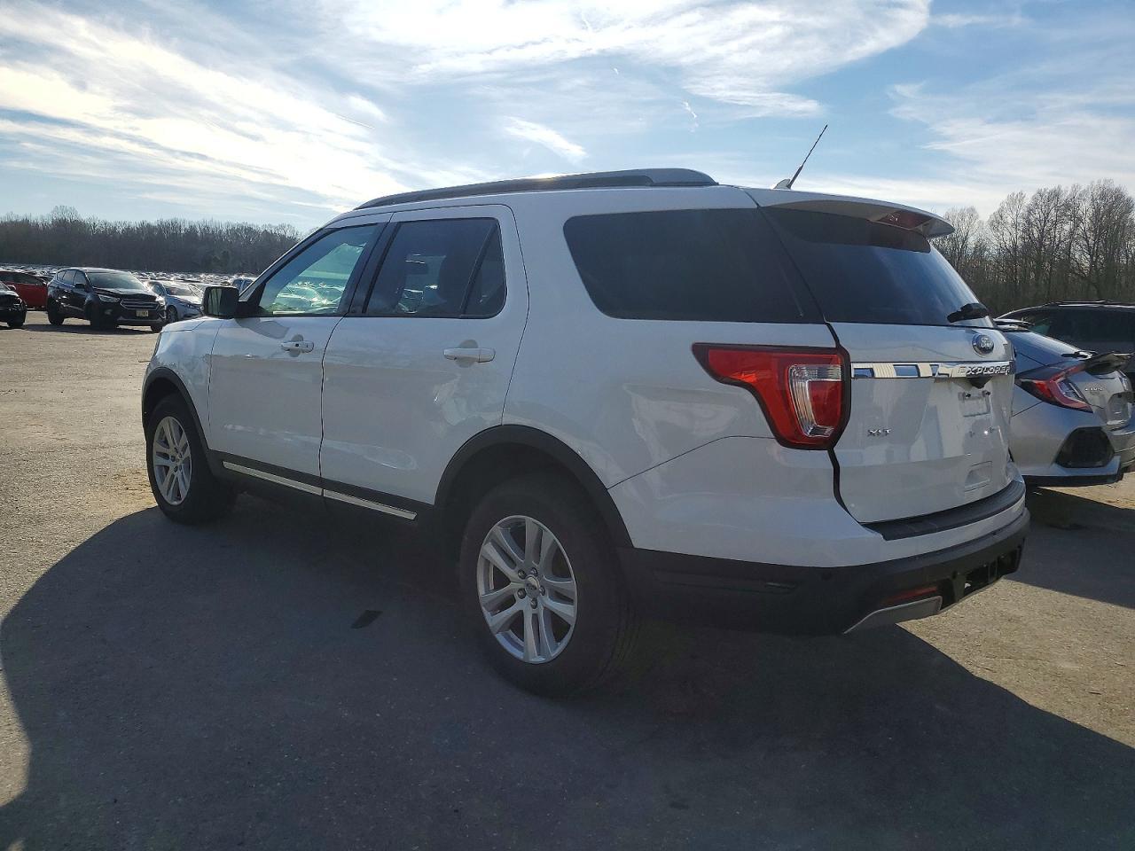 2019 Ford Explorer Xlt - Фото 2