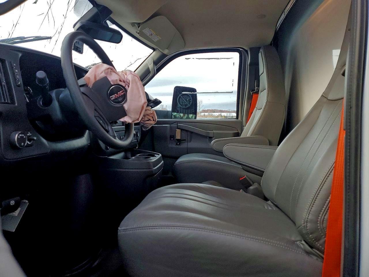 2025 GMC Savana Box Truck - Image 7