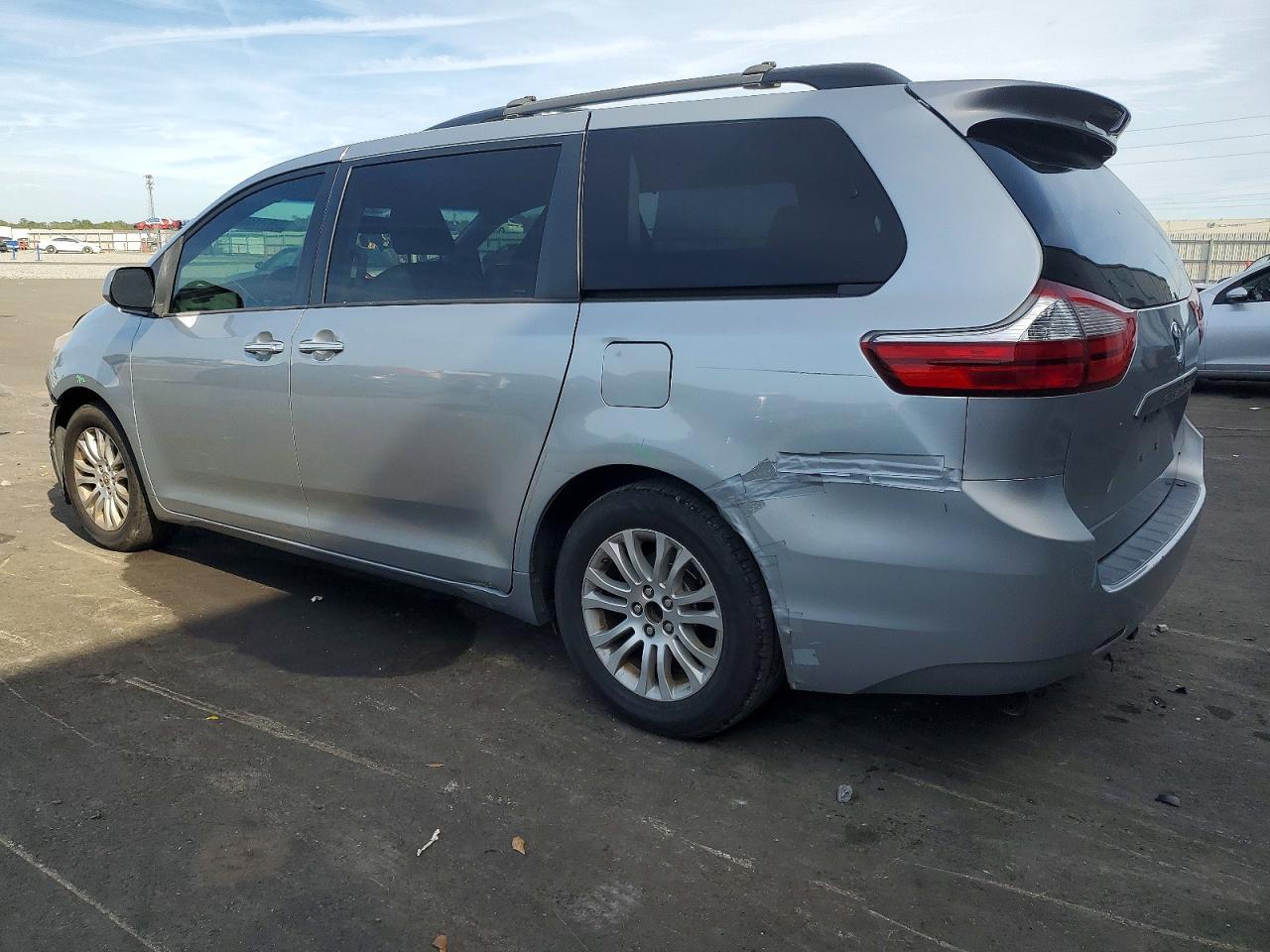 2015 Toyota Sienna Xle 8-Passenger - Фото 2