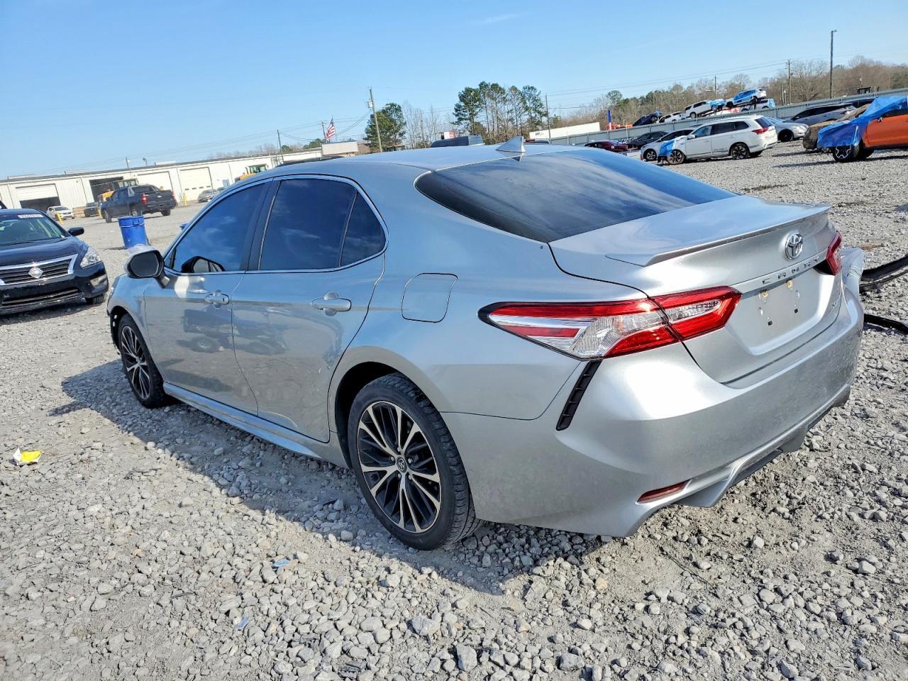 2020 Toyota Camry Se - Фото 2