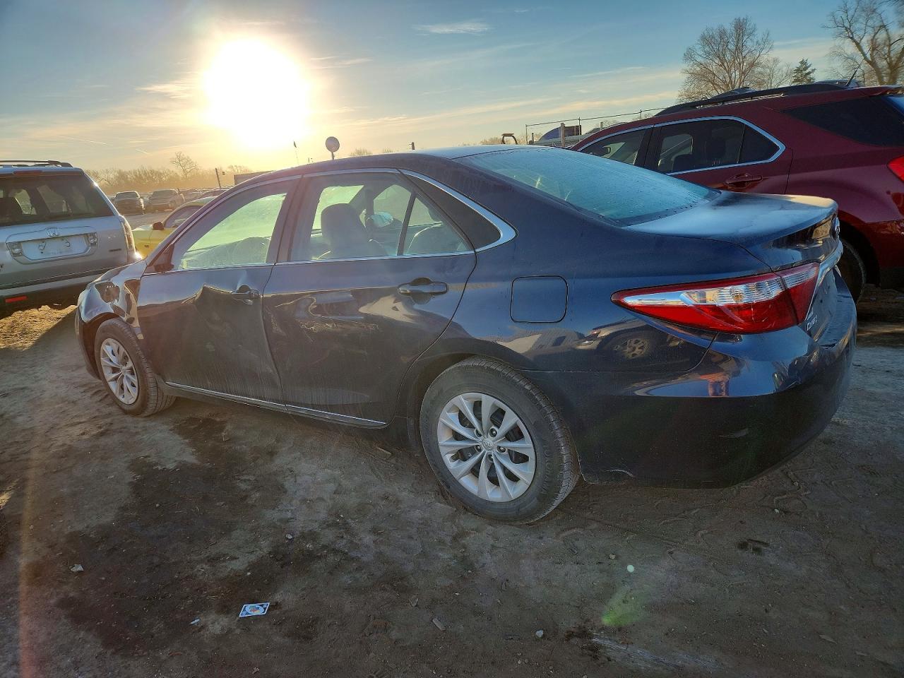 2016 Toyota Camry Le - Фото 2