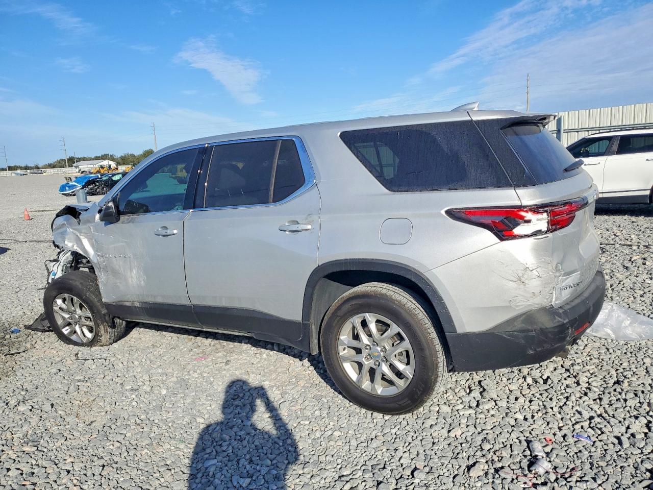 2022 Chevrolet Traverse Ls - Фото 2