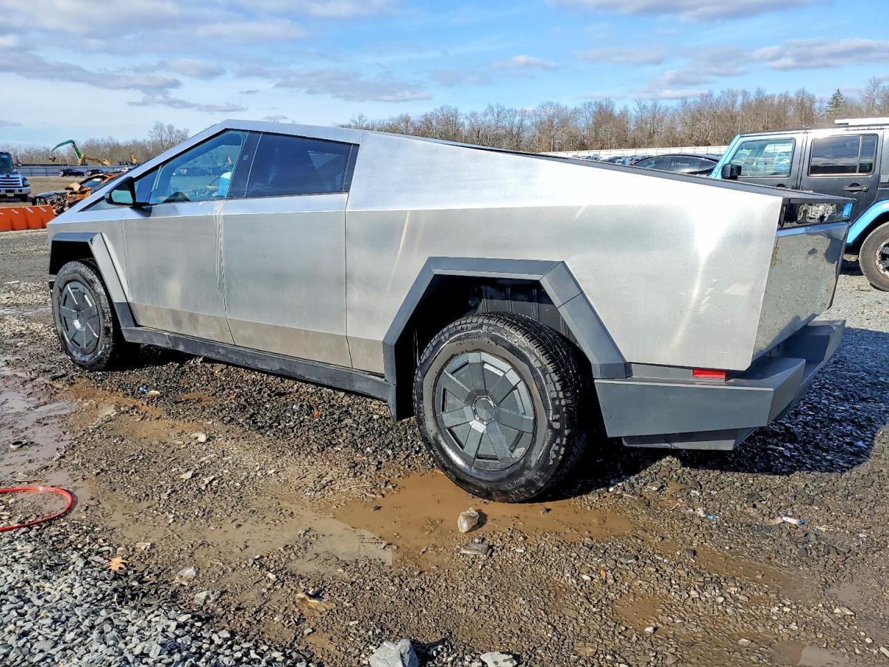 2025 Tesla Cybertruck - Фото 2