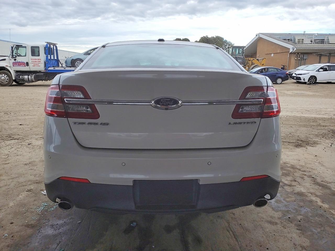 2015 Ford Taurus Limited - Image 6