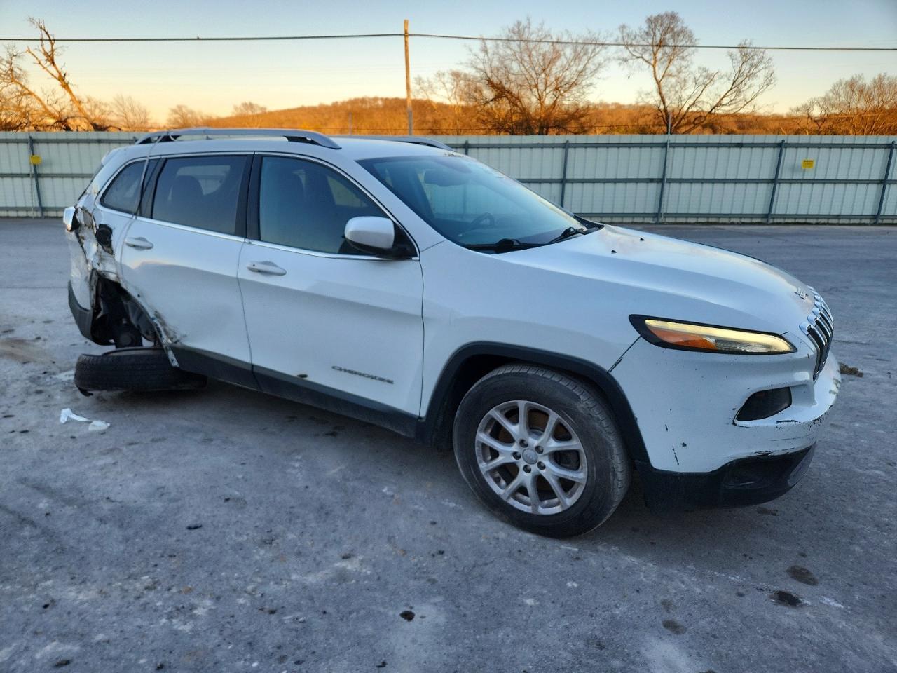 2016 Jeep Cherokee Latitude - Image 4