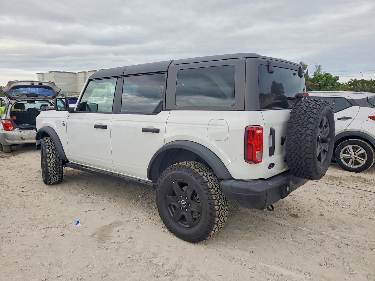 2024 Ford Bronco Black Diamond - Image 2
