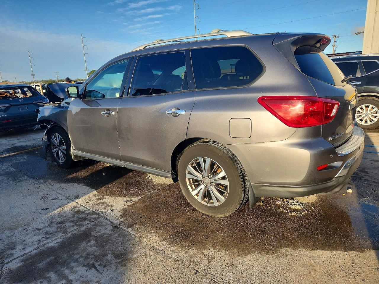 2017 Nissan Pathfinder S - Image 2