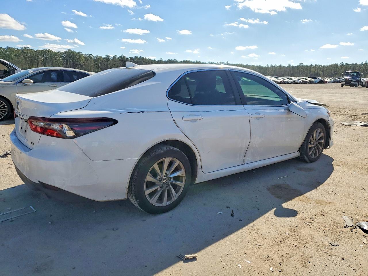 2023 Toyota Camry Le - Фото 3