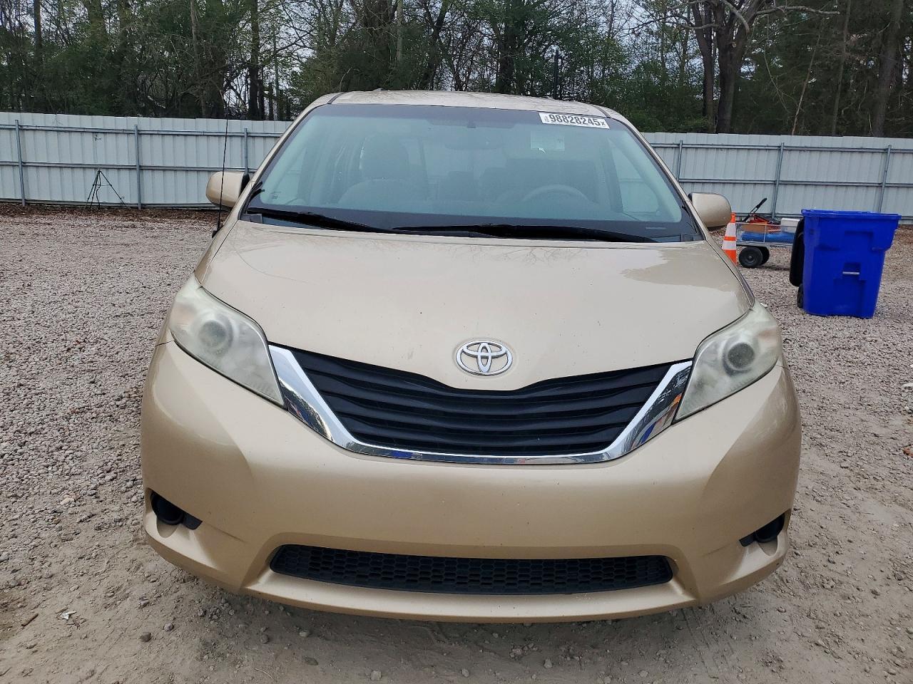 2011 Toyota Sienna Le - Image 5