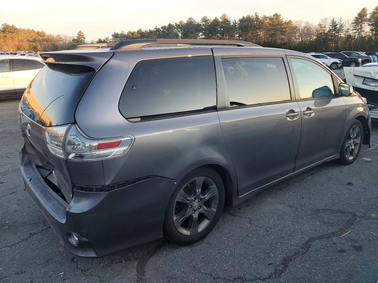 2011 Toyota Sienna Sport - Фото 3