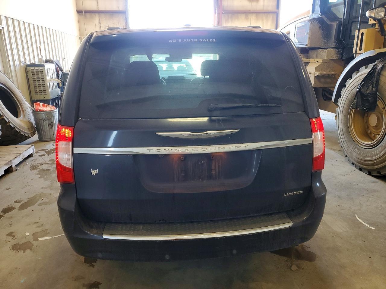 2013 Chrysler Town & Country Limited - Image 6