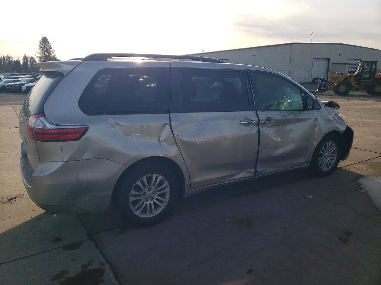 2015 Toyota Sienna Xle - Image 3