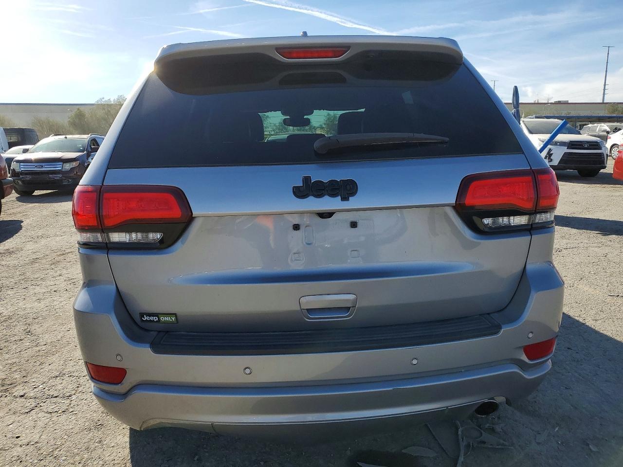 2020 Jeep Grand Cherokee Laredo - Image 6