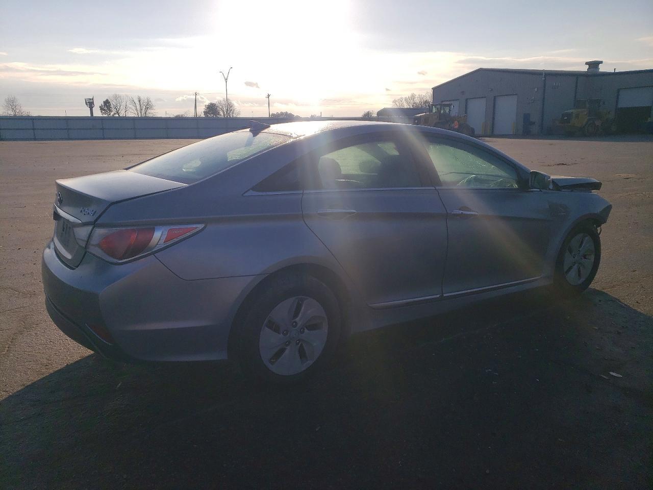 2014 Hyundai Sonata Hybrid - Image 3
