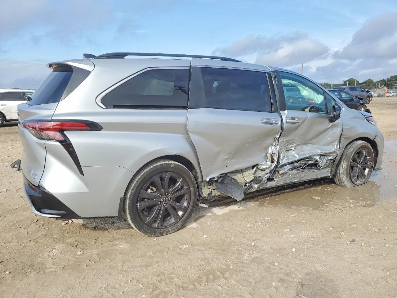 2024 Toyota Sienna Xse - Image 3