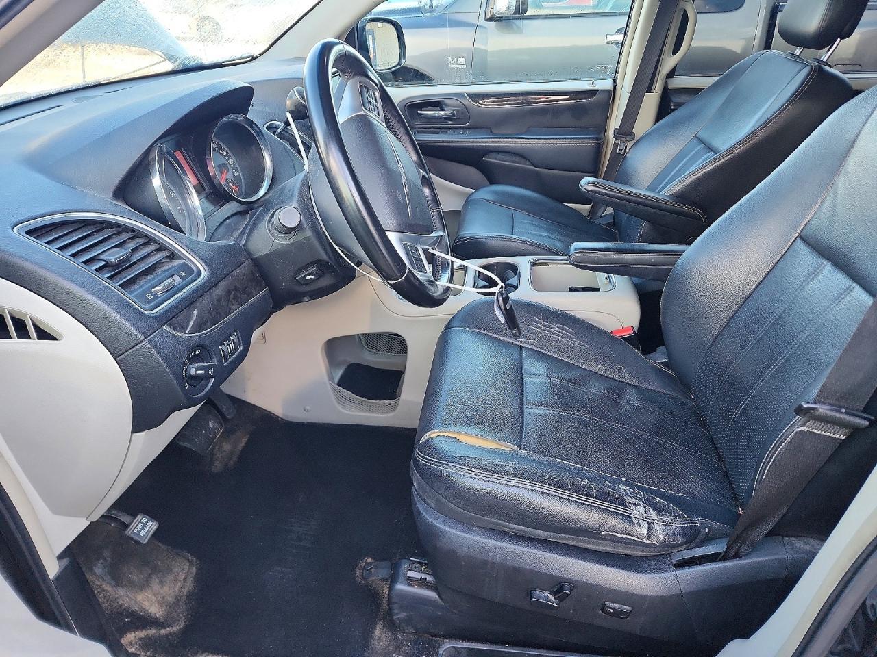 2013 Chrysler Town & Country Touring L - Фото 7