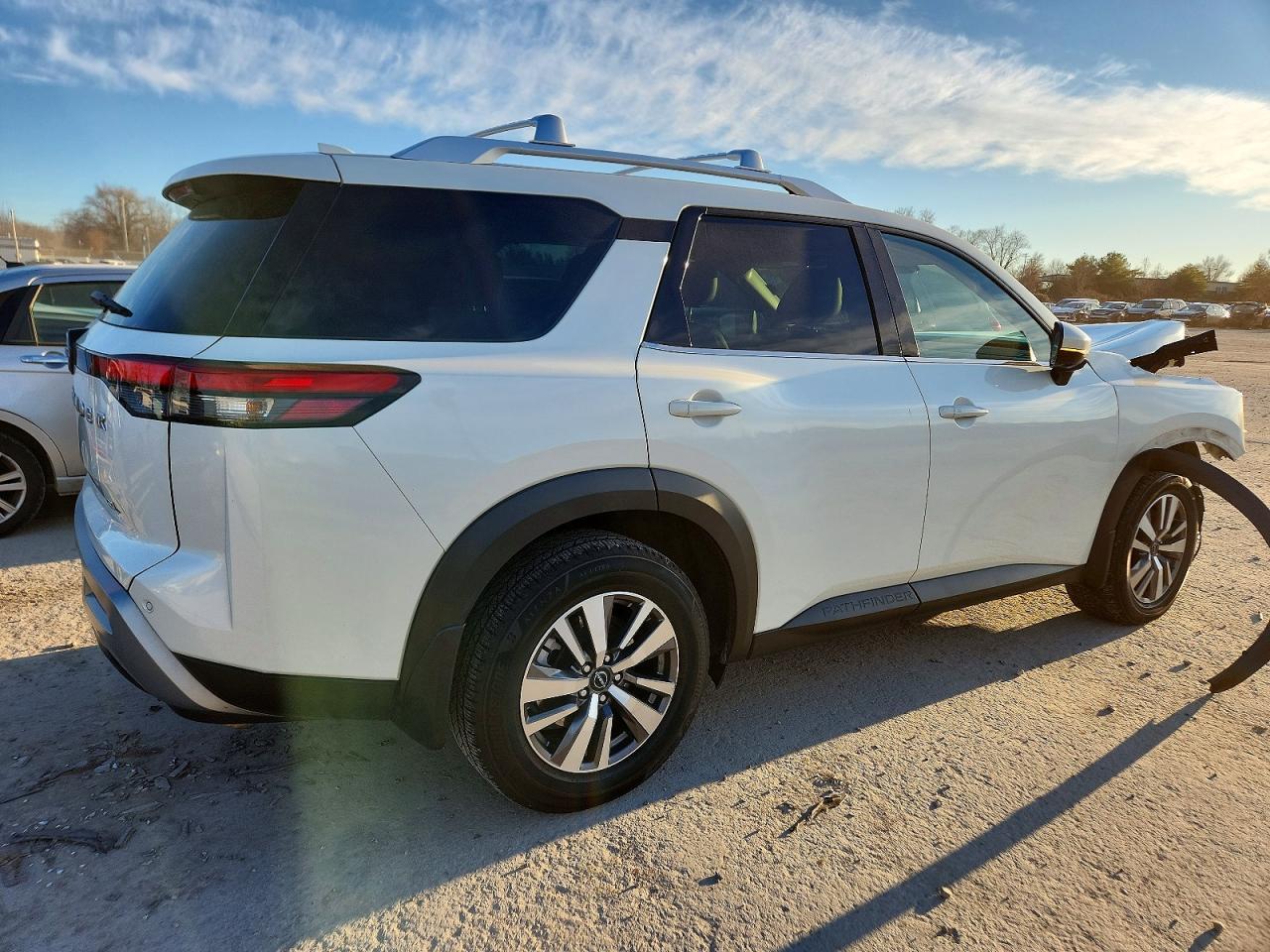 2023 Nissan Pathfinder Sl - Фото 3