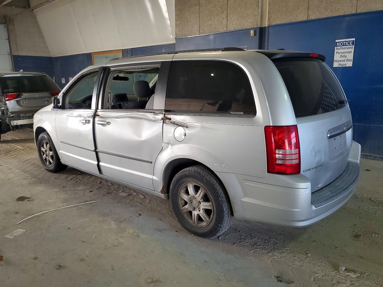2009 Chrysler Town & Country Touring - Фото 2