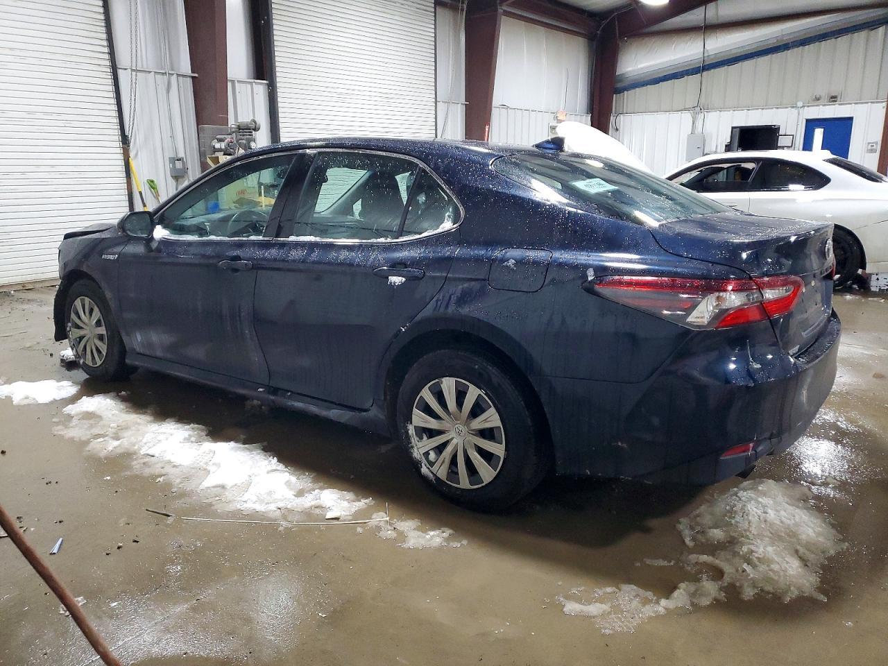 2021 Toyota Camry Le - Фото 2