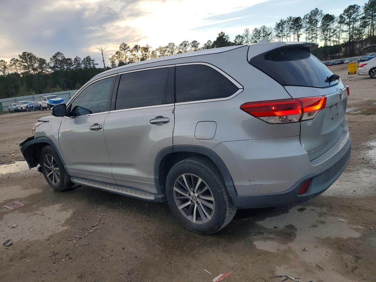 2017 Toyota Highlander Se - Фото 2