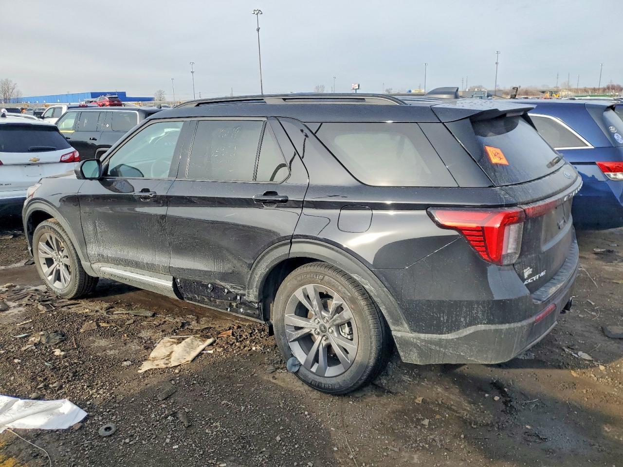 2025 Ford Explorer Active - Image 2