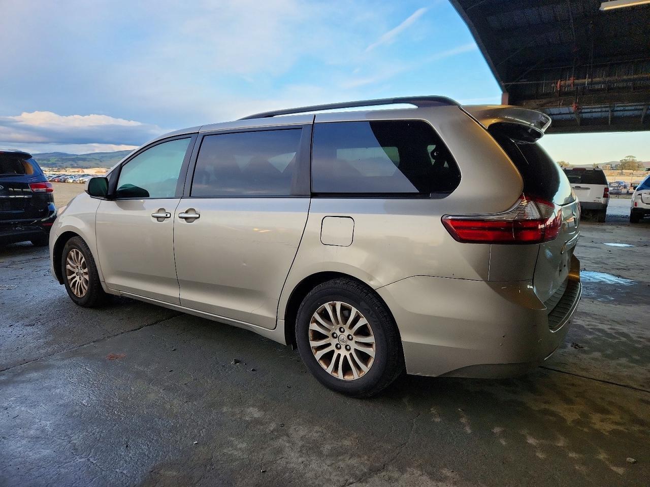 2015 Toyota Sienna Xle - Image 2