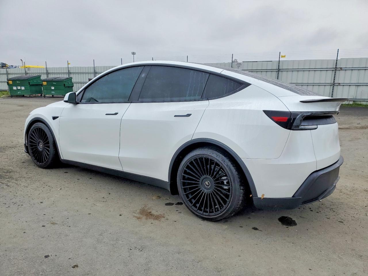 2026 Tesla Model Y - Фото 2