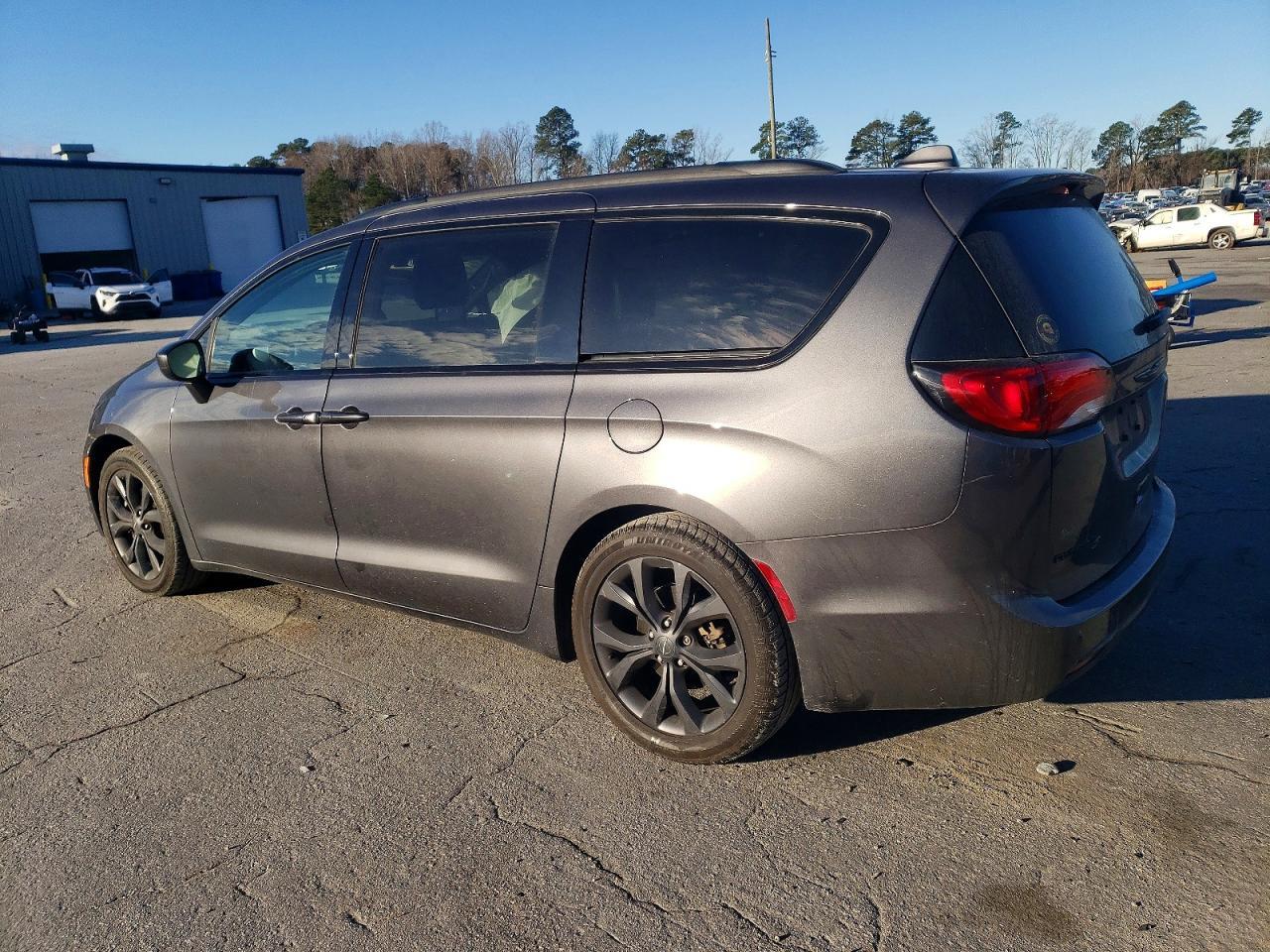 2020 Chrysler Pacifica Touring L - Image 2