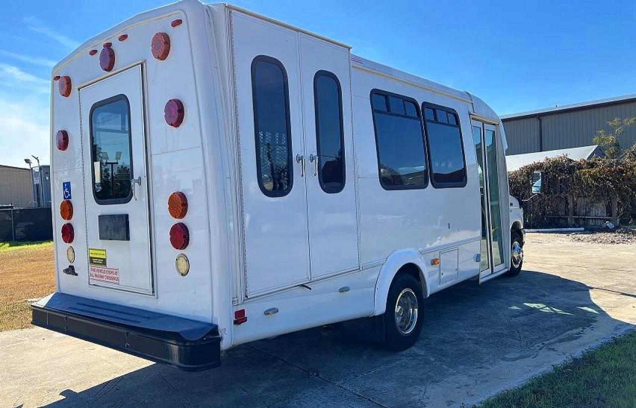 2014 Ford Econoline E450 Super Duty Cutaway Van - Фото 3