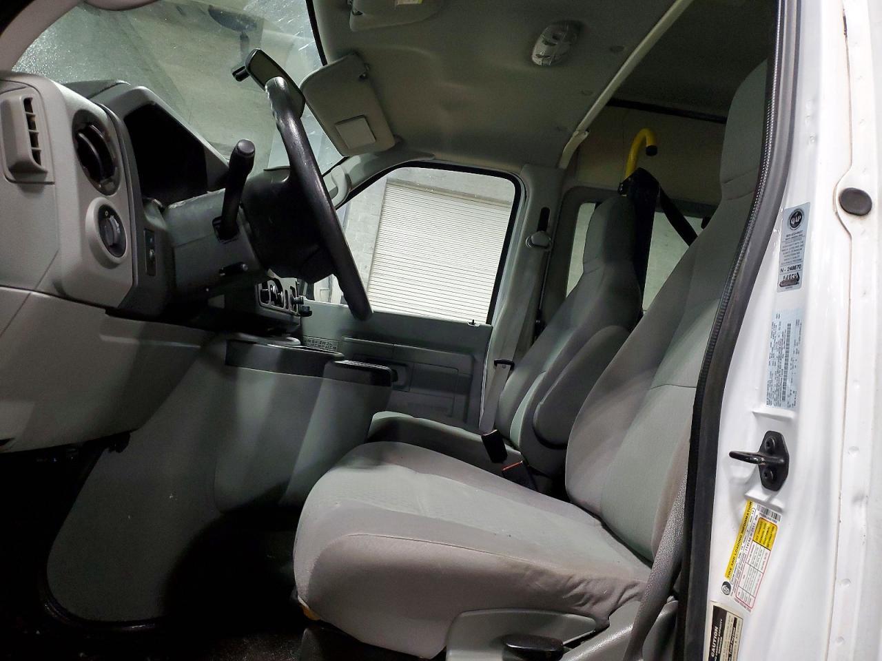 2010 Ford Econoline E350 Super Duty Wagon - Фото 7
