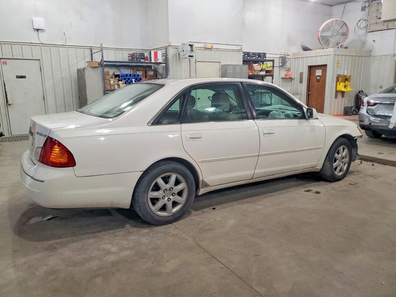 2001 Toyota Avalon 4D - Image 3