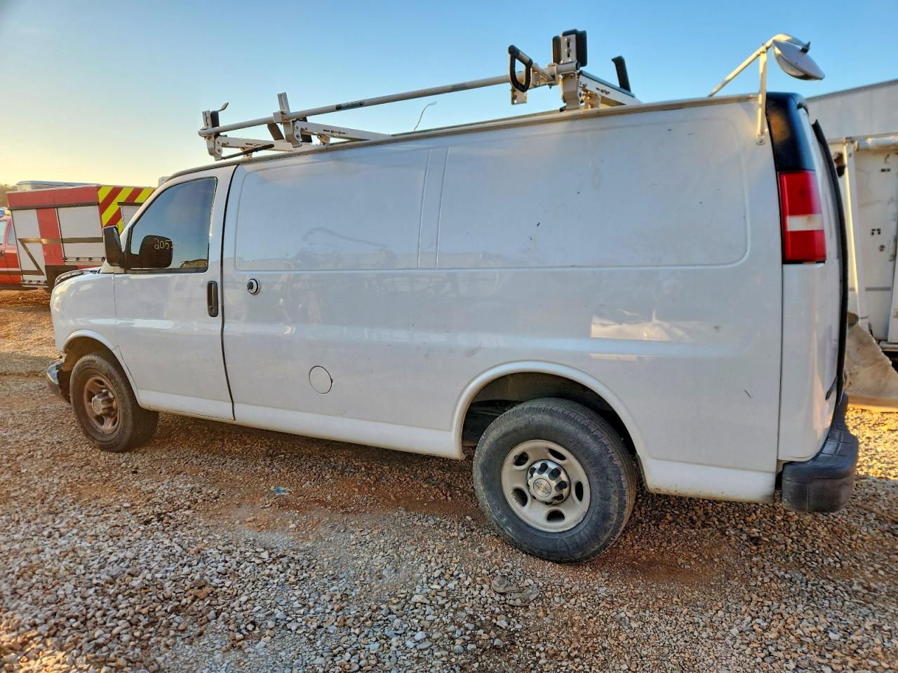 2013 Chevrolet Express 2500 Utility / Service Van - Фото 2