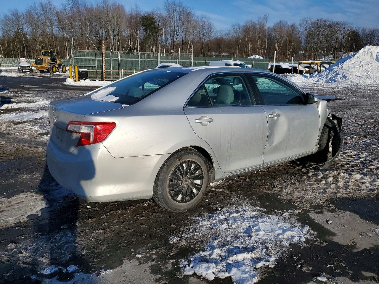 2014 Toyota Camry Le - Фото 3