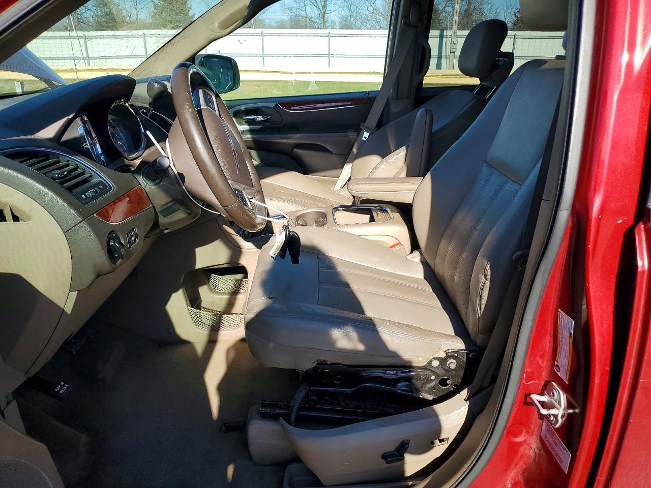 2016 Chrysler Town & Country Touring L - Image 7