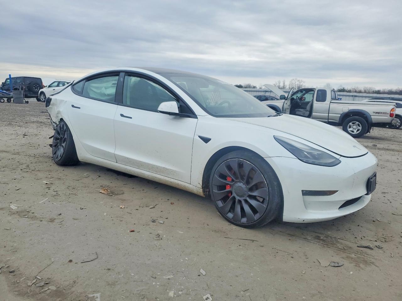 2023 Tesla Model 3 - Фото 4