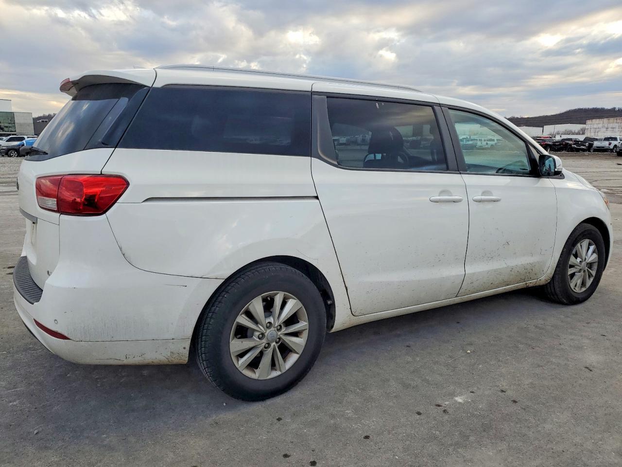 2016 Kia Sedona Lx - Image 3