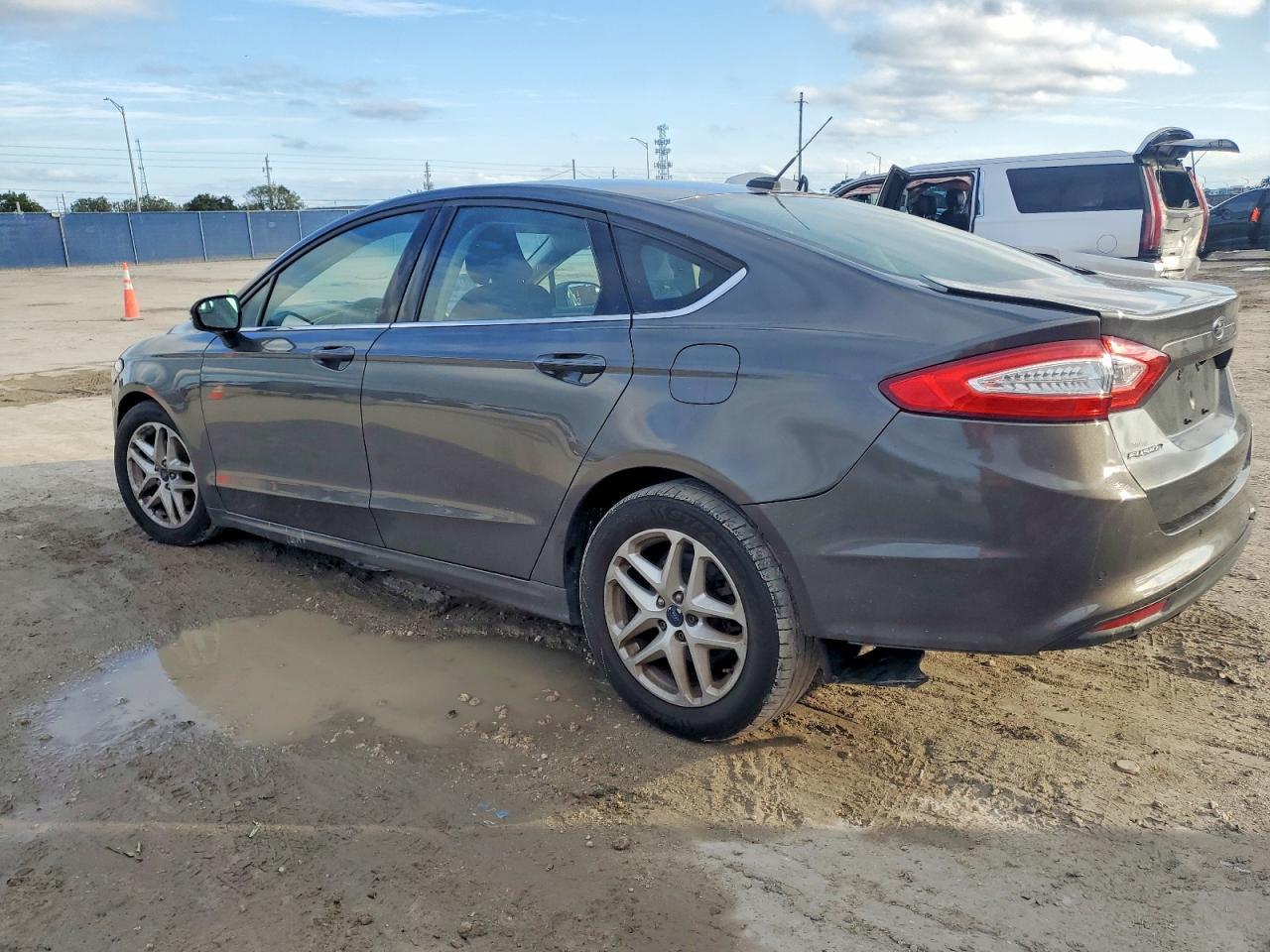 2016 Ford Fusion Se - Image 2