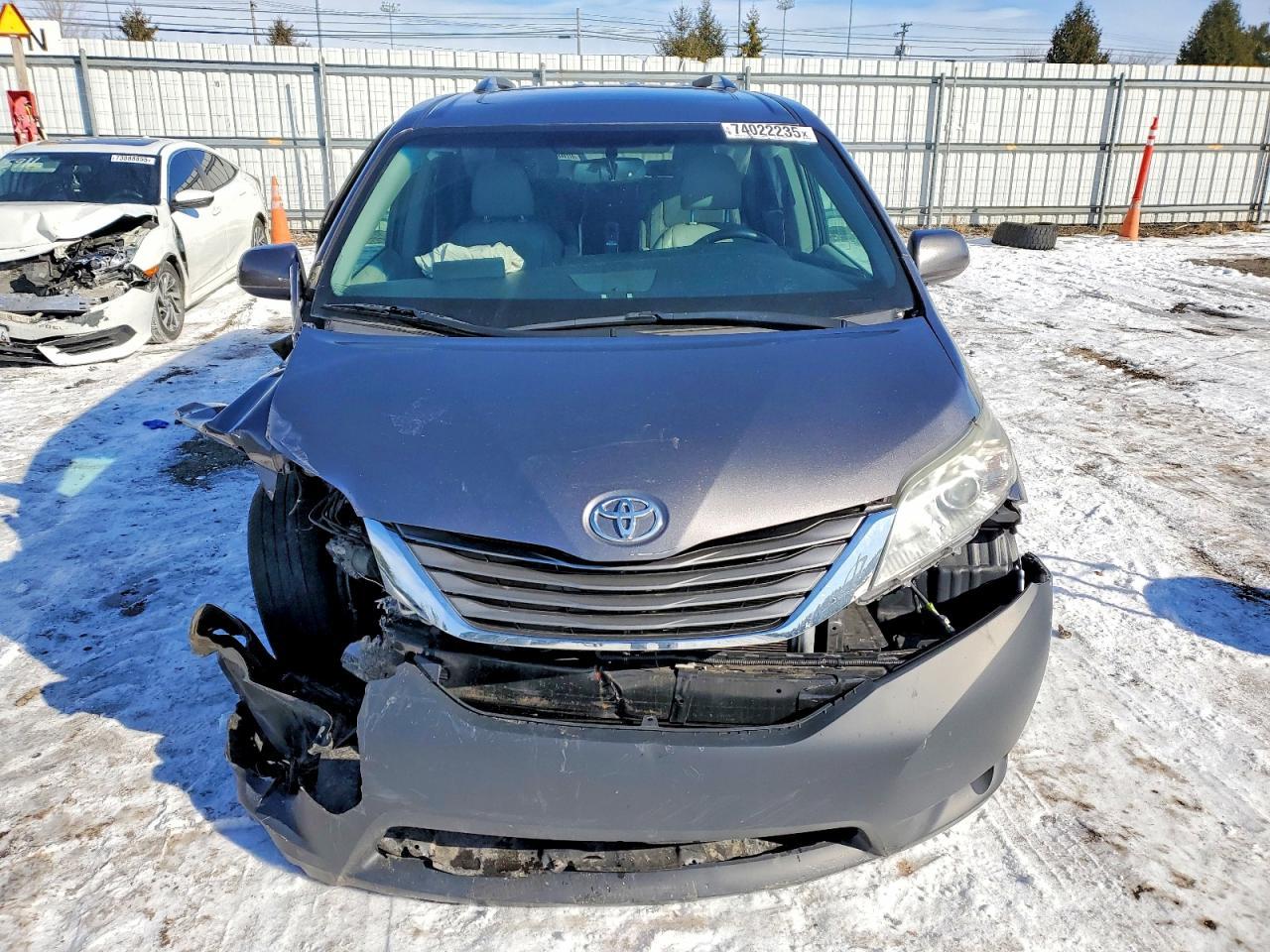 2017 Toyota Sienna - Image 5