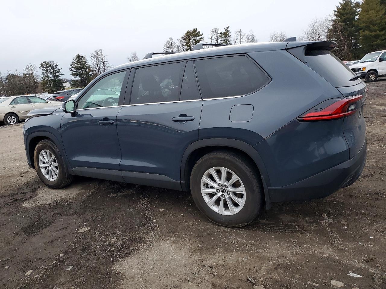 2025 Toyota Grand Highlander Le - Image 2