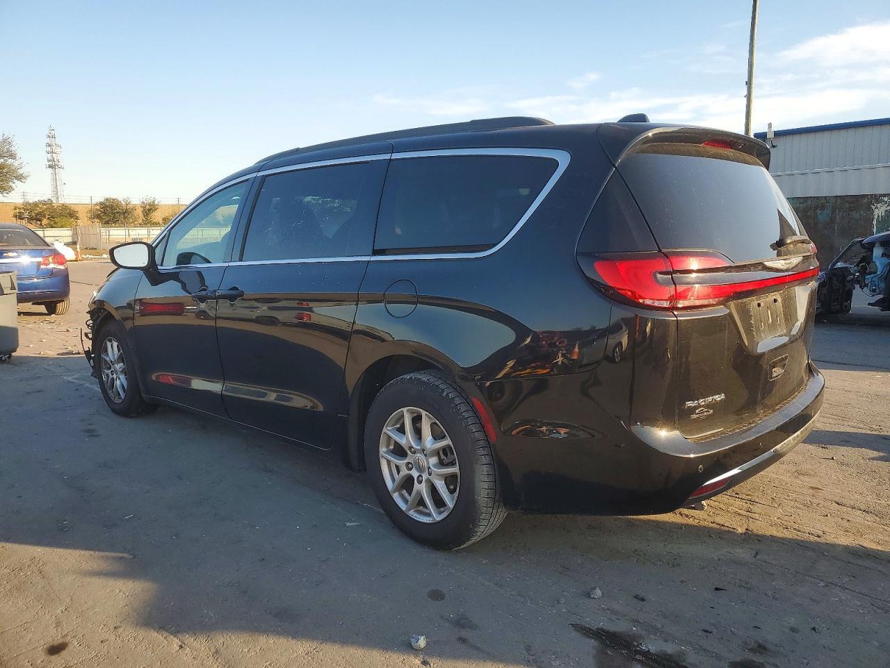2022 Chrysler Pacifica Touring L - Image 2