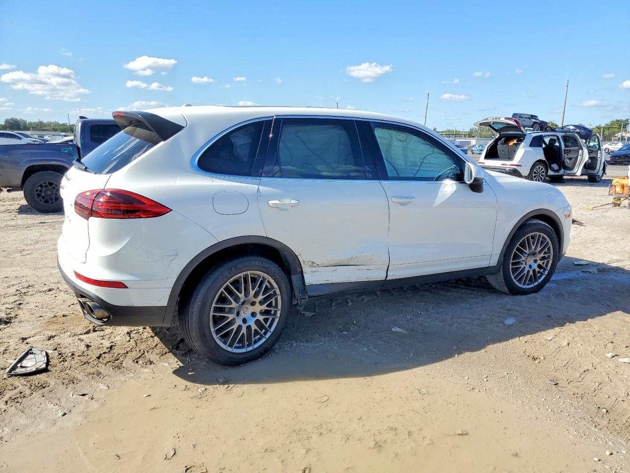 2016 Porsche Cayenne S - Image 3