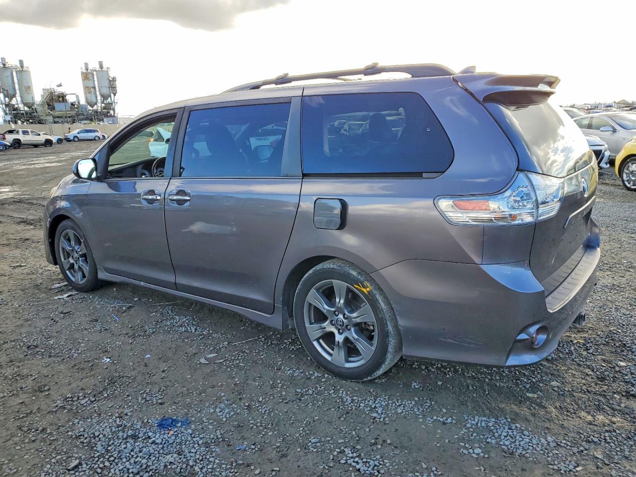 2019 Toyota Sienna Se - Фото 2