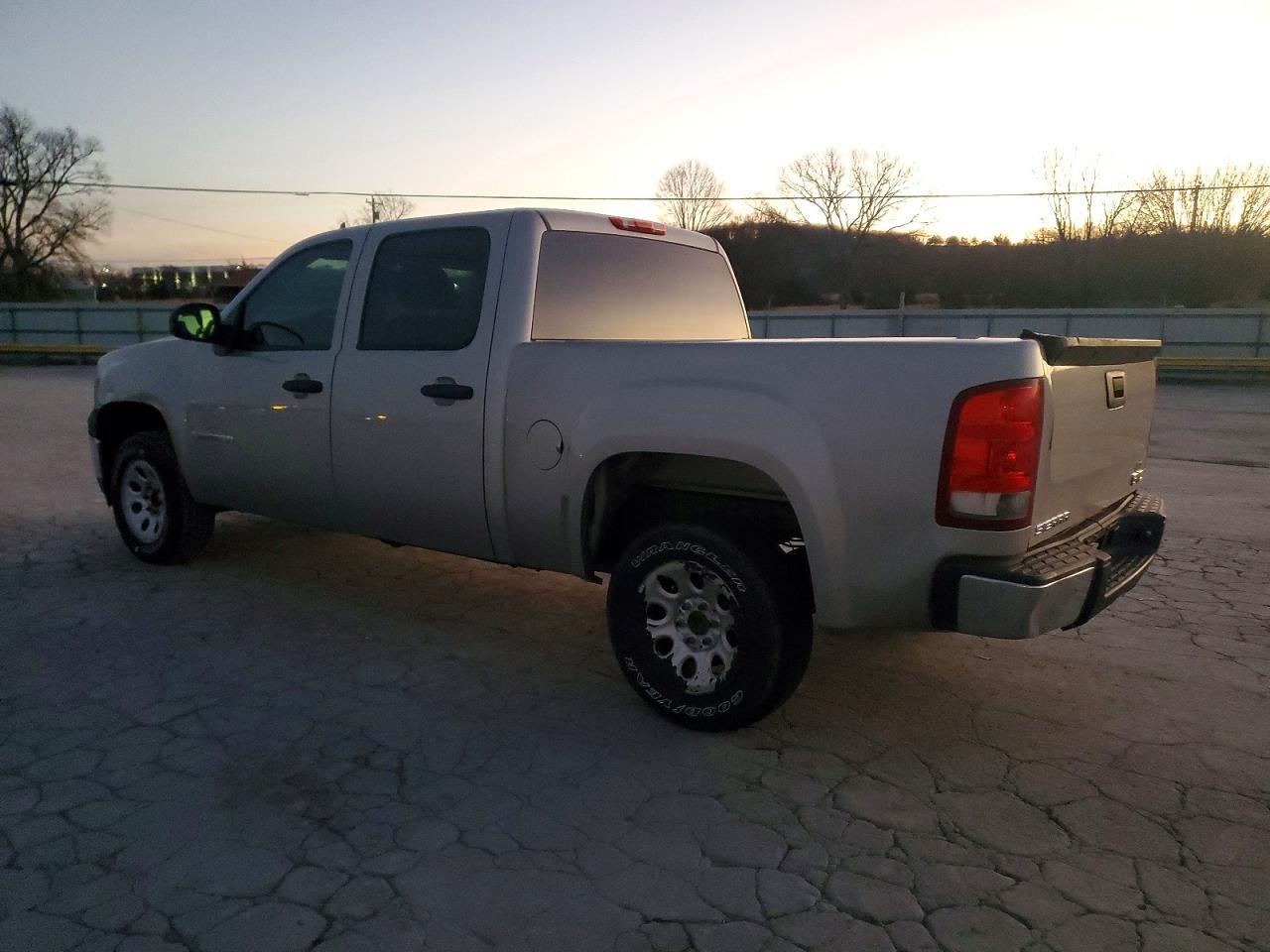 2009 GMC Sierra C1500 - Image 2