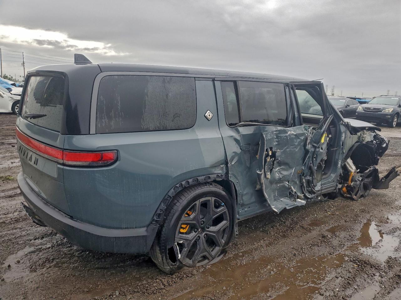 2025 Rivian R1S Premium - Image 3