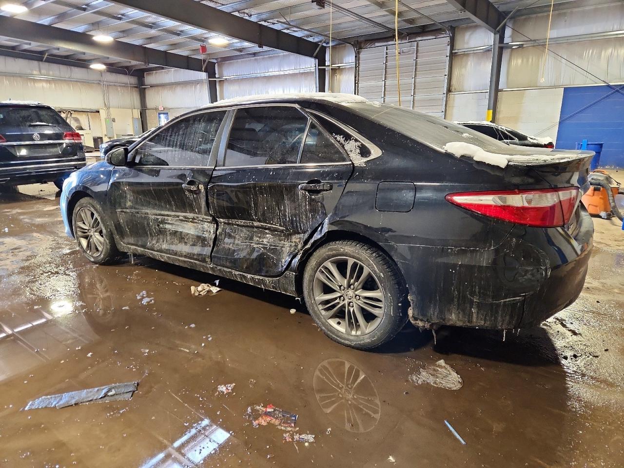2016 Toyota Camry Le - Фото 2