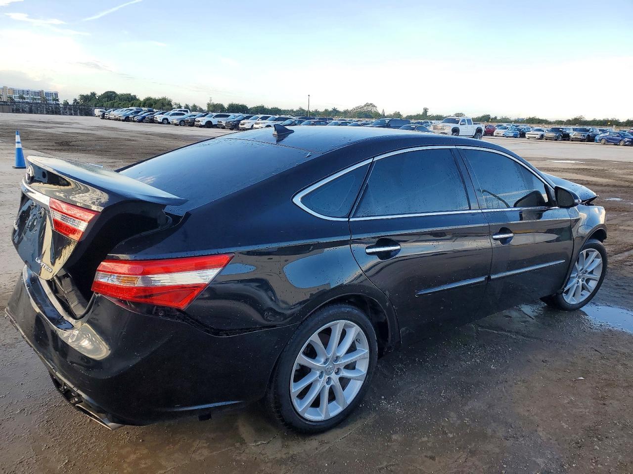 2015 Toyota Avalon - Image 3